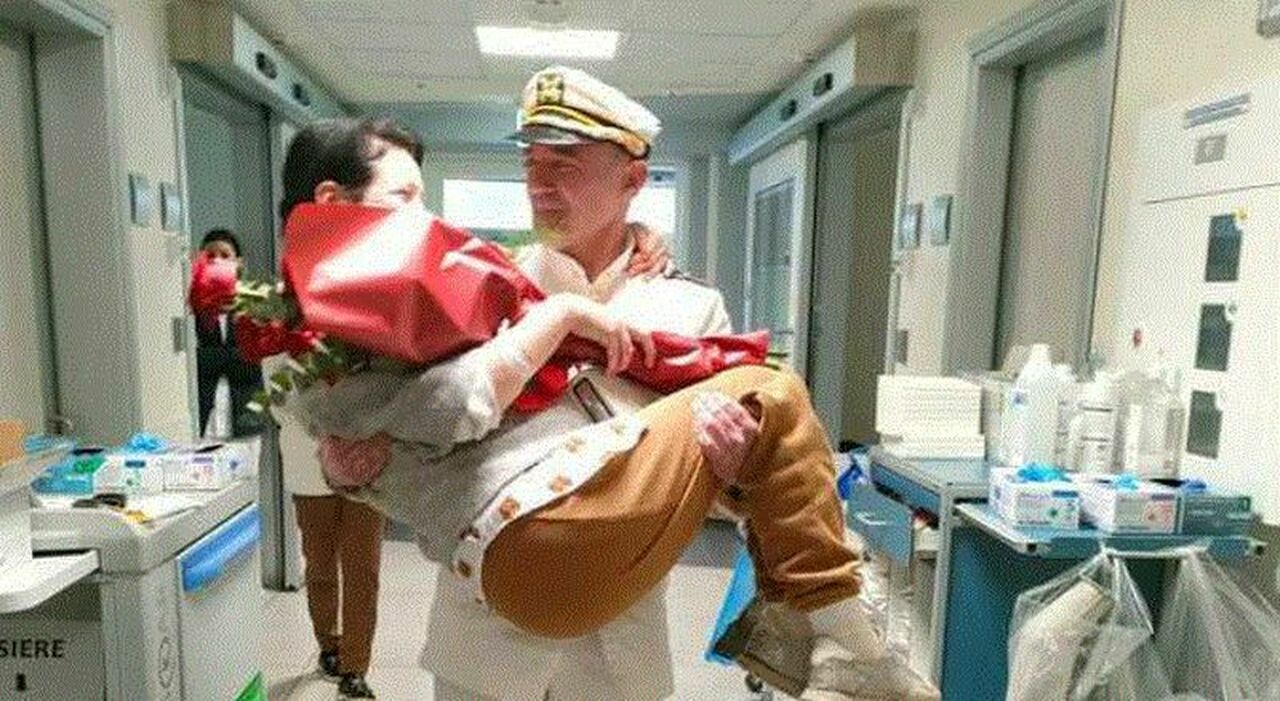 Ein DJ überrascht seine Frau im Krankenhaus als Richard Gere in 'Ein Offizier und Gentleman'