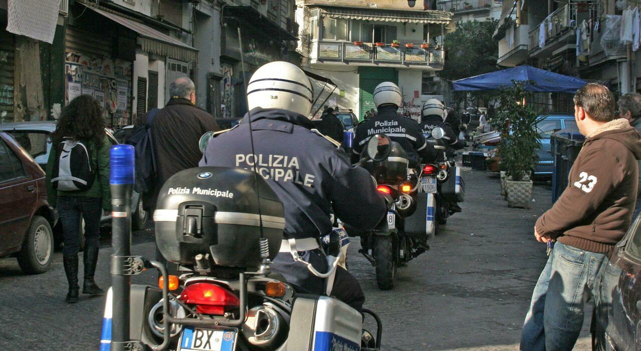 Napoli, vigilessa aggredita e ferita con una pietra da un ragazzo dopo un fuoco di Sant