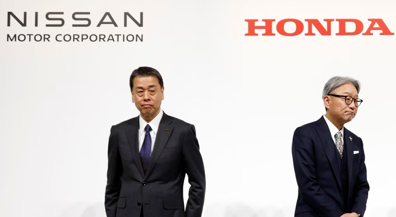 Il presidente e amministratore delegato di Nissan Motor Co. Ltd., il presidente e CEO Makoto Uchida (a sinistra) e il presidente di Honda Motor Co. Co. al termine di una conferenza stampa congiunta a Tokyo, Giappone, il 23 dicembre 2024