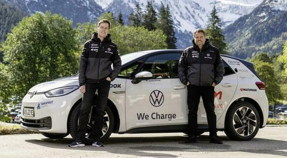 Il pilota Rainer Zietlow e il suo co-pilota Dominic Brüner alla partenza del tour con la VW ID.3