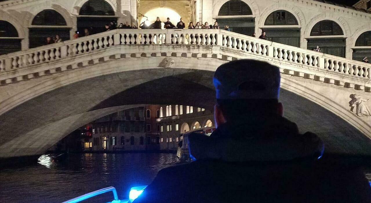 Cocaina per i "vip" di Venezia, bloccato il barchino dello spaccio: scatta l