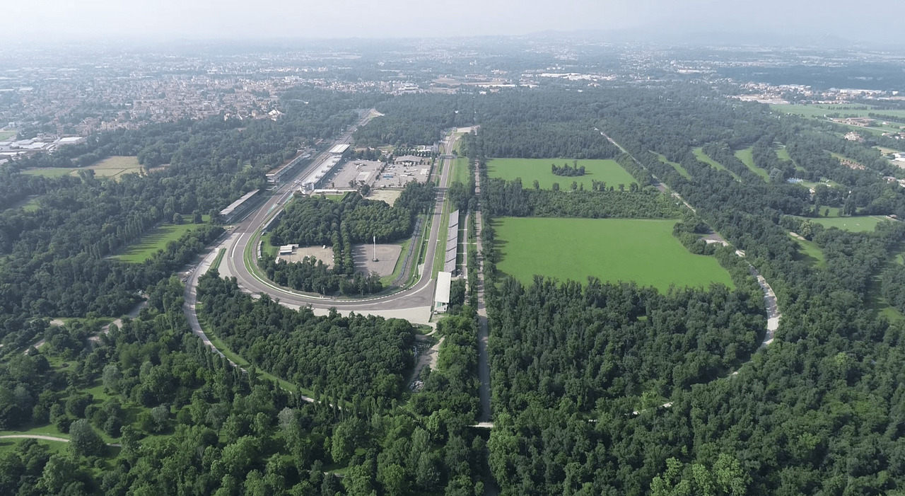 Una vista aerea dell'Autodromo di Monza, il circuito brianzolo è all interno del Parco di Monza, la più grande area verde cintata d Europa
