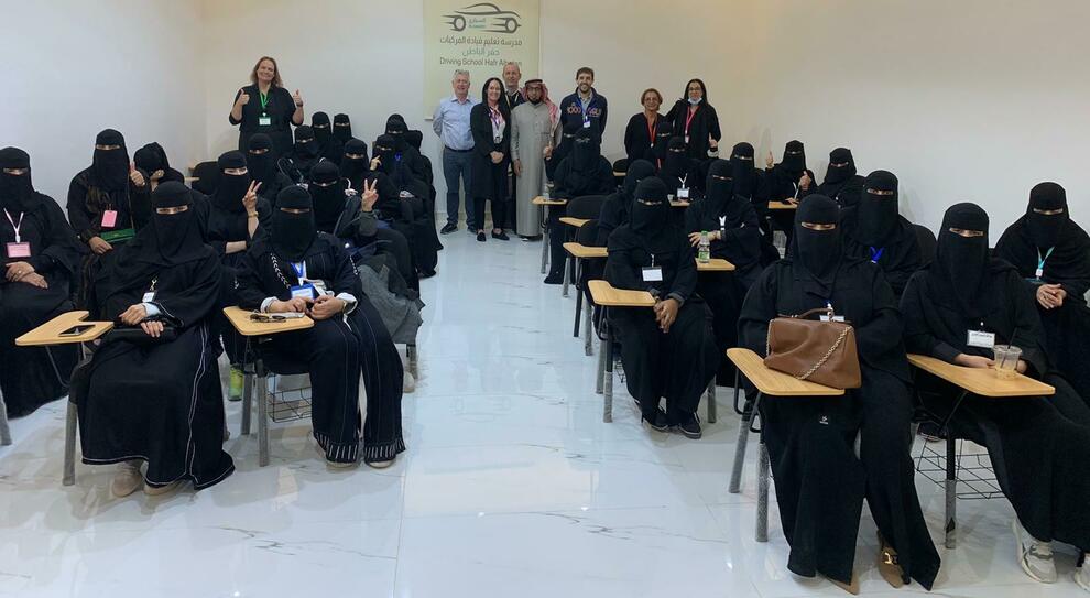 Le donne saudite ad una lezione per la patente organizzata da Unasca