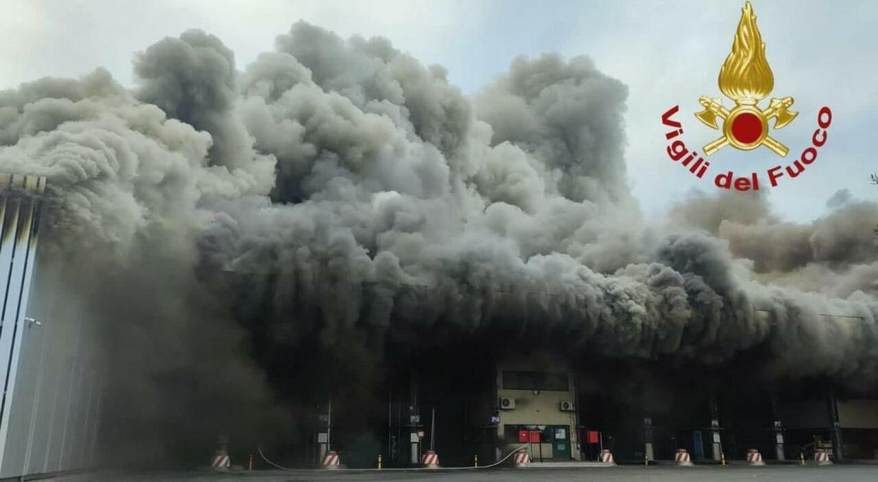 Fiamme a Malagrotta: le telecamere svelano un mistero, nove indagati e nessun operatore in vista.