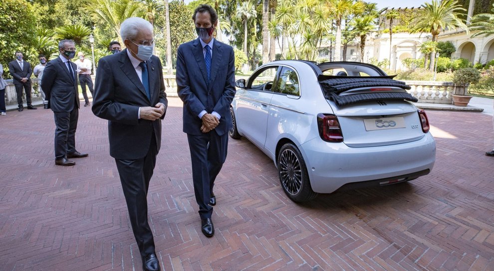 presidente della Repubblica Sergio Mattarella con John Elkann, presidente di Fiat Chrysler Automobiles, in occasione della presentazione della nuova vettura Fiat 500 elettrica