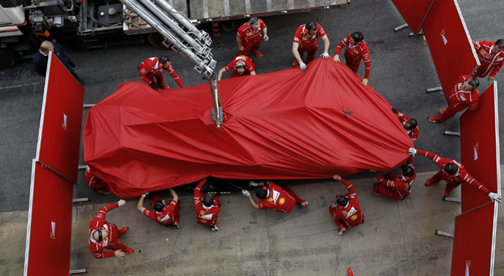 I meccani Ferrari riportano ai box la SF70H di Raikkonen danneggiata