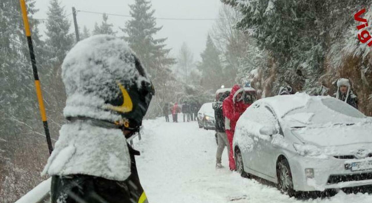 Neve, auto bloccate sul Cansiglio: maxi intervento dei vigili del fuoco per liberarle. Fiocchi bianchi anche in A27 e sul Grappa