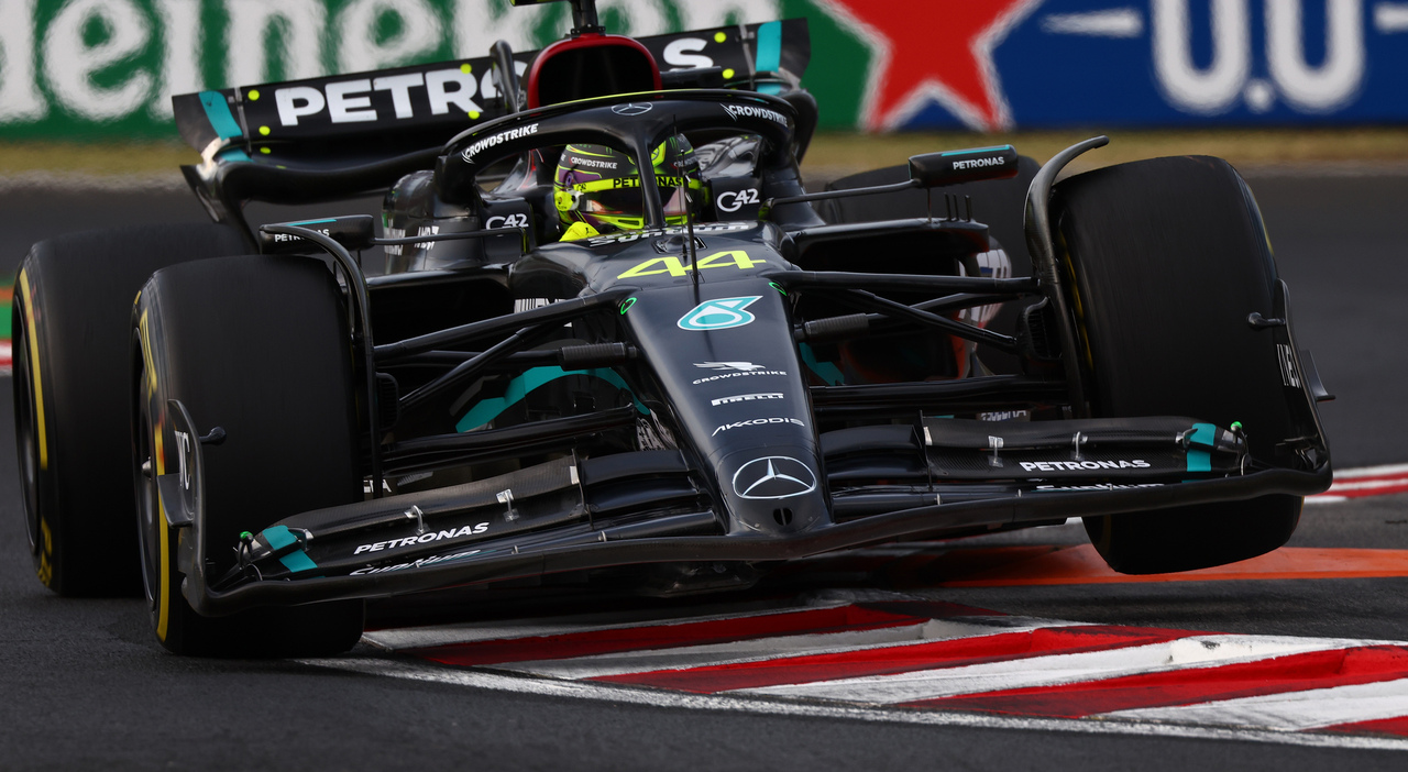 Lewis Hamilton con la sua Mercedes in Ungheria
