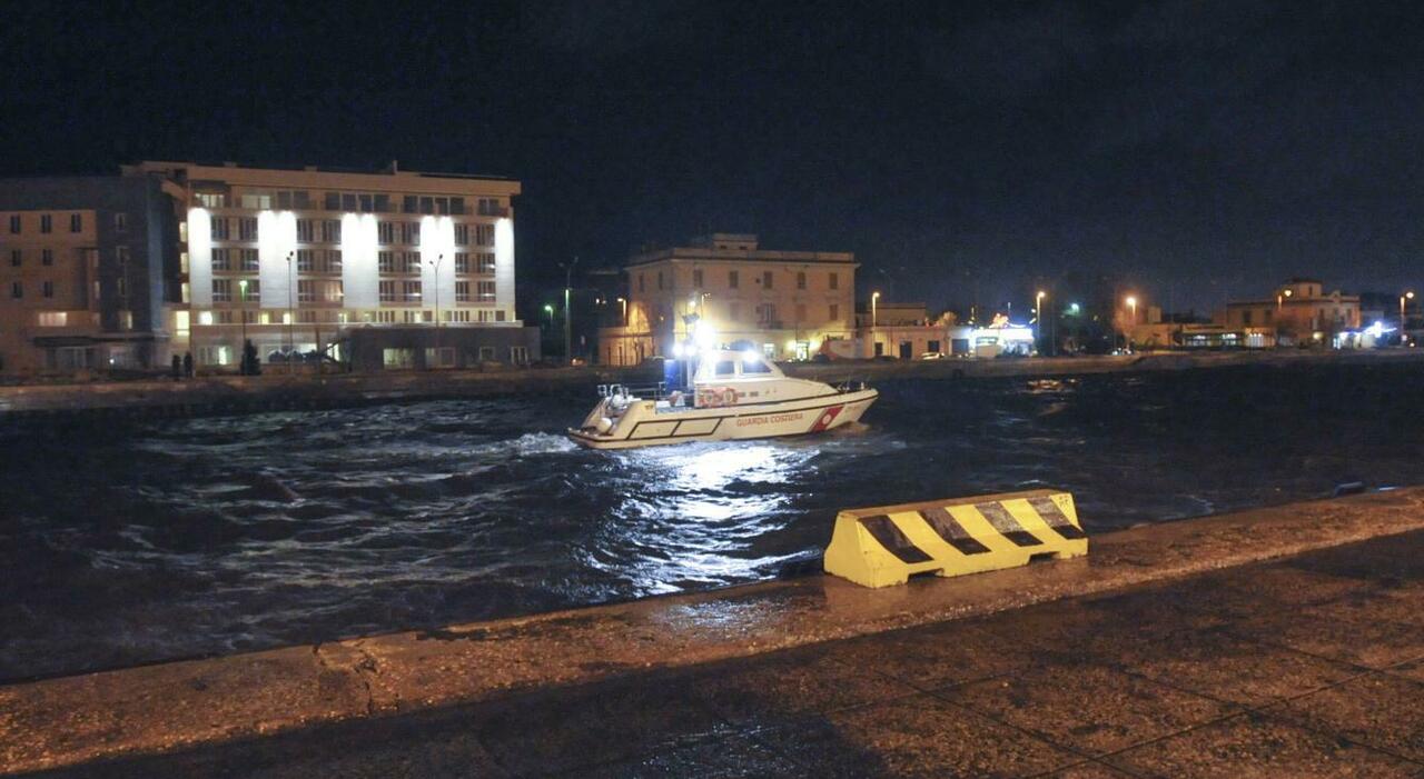 Peschereccio di 13 metri affonda al largo di Focene, sulla costa laziale: due dispersi tra le onde, ricerche in corso