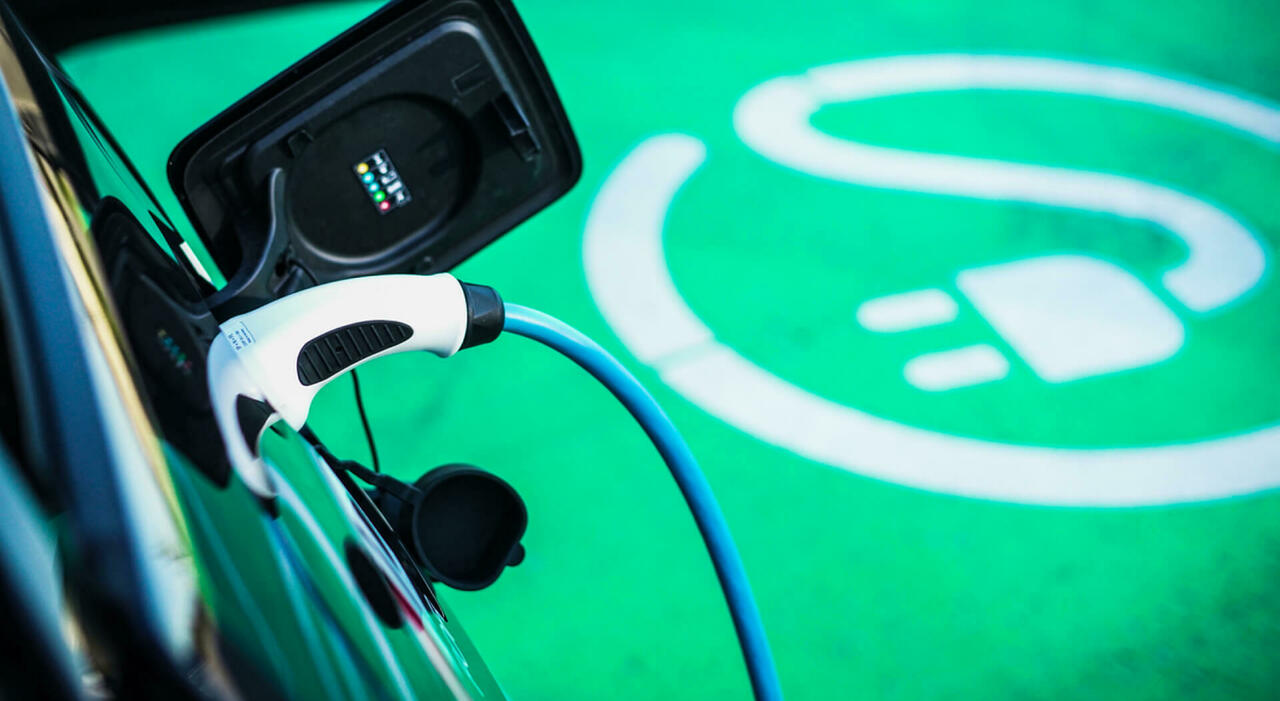 Un'auto elettrica in ricarica
