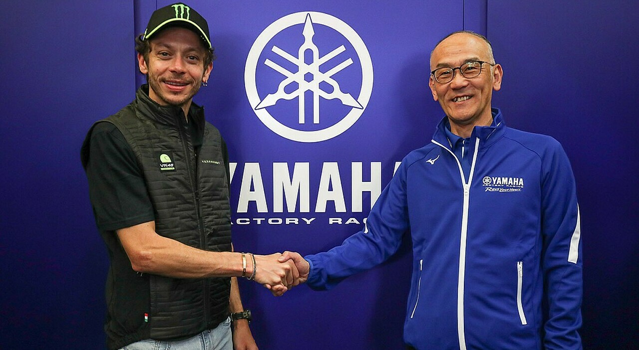 valentino Rossi con Tetsuo Ono, general manager della divisione motorsport di Yamaha