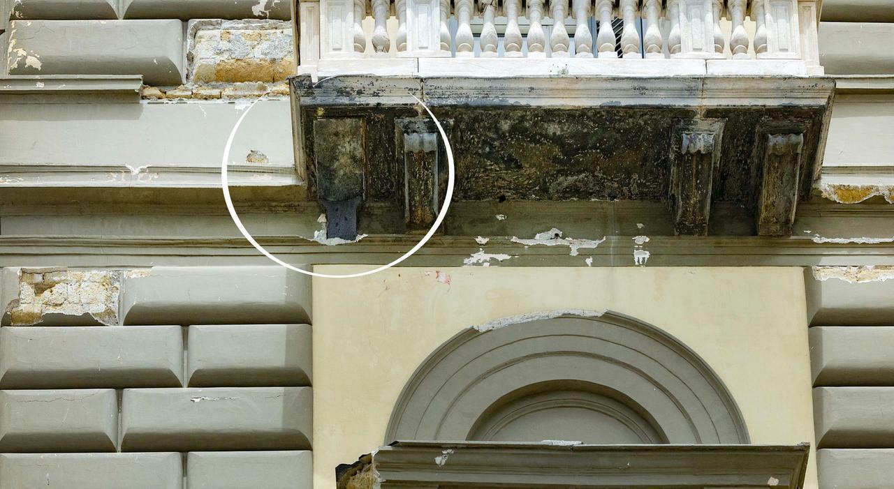 Napoli, balcone crolla sul ristorante sul lungomare: primi cedimenti due mesi fa: «Nessuno è intervenuto»