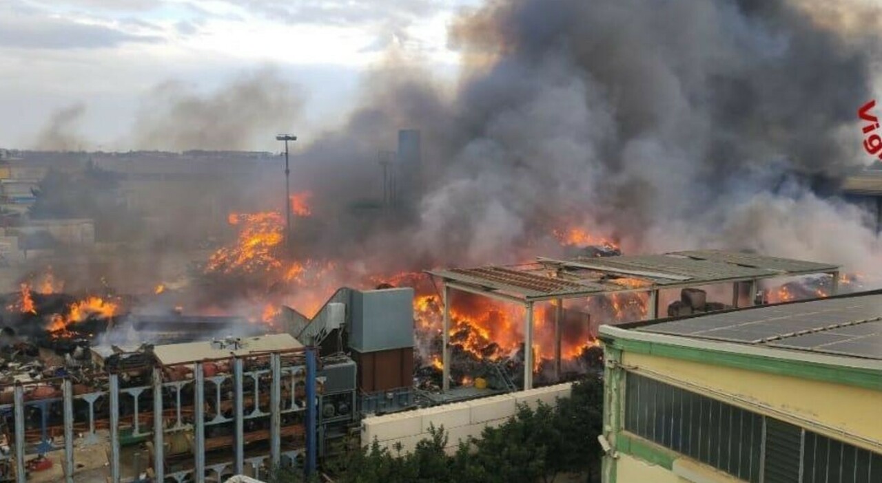 Incendio nella zona industriale, l