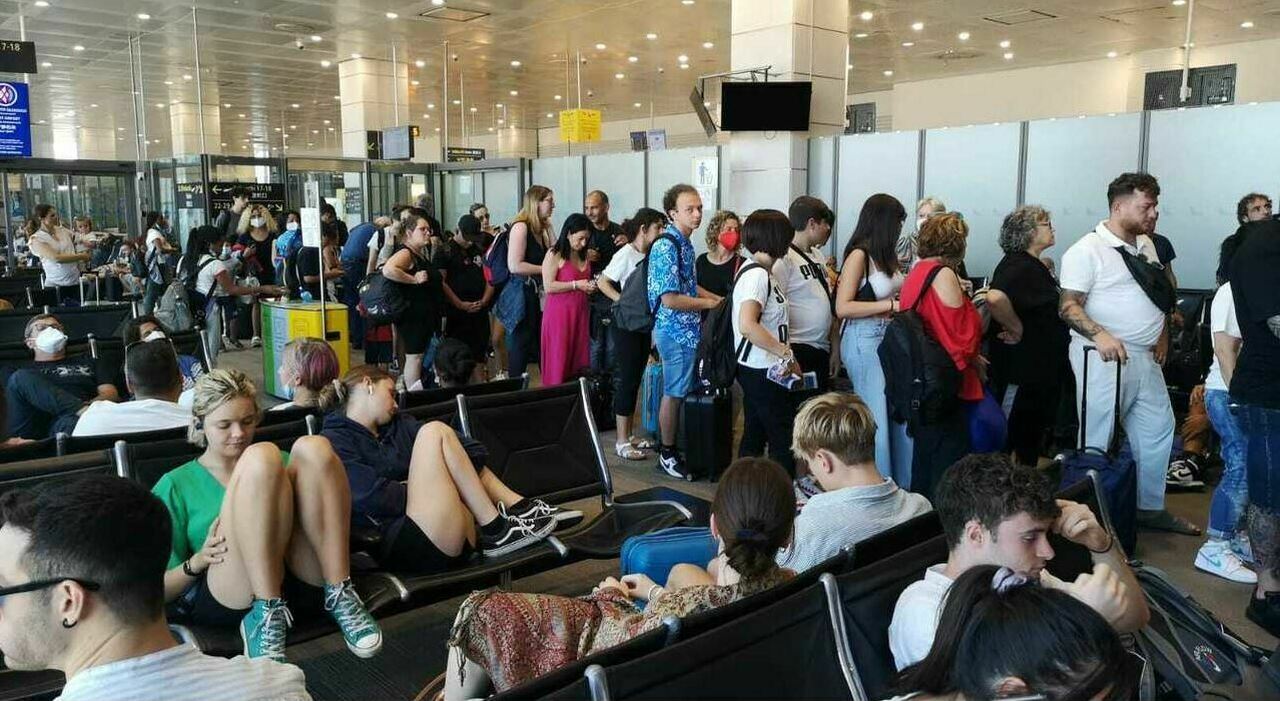Se han cancelado vuelos y las tarifas han aumentado hasta los 1.200 euros por trayecto.  “Nos abandonaron”