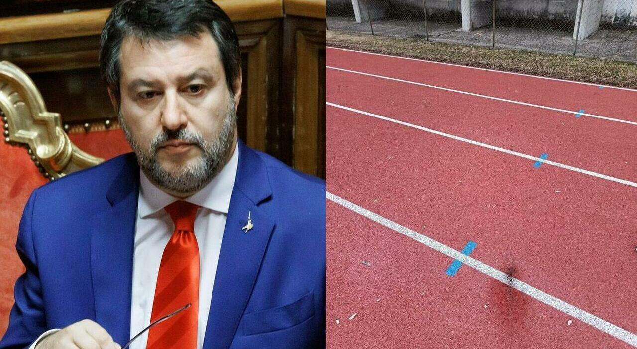 Baby vandali danneggiano la pista di atletica, interviene anche Salvini: «Sono dei cretini, ora le riparazioni le paghino loro»