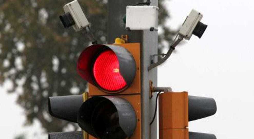 Un semaforo T-Red con la telecamera