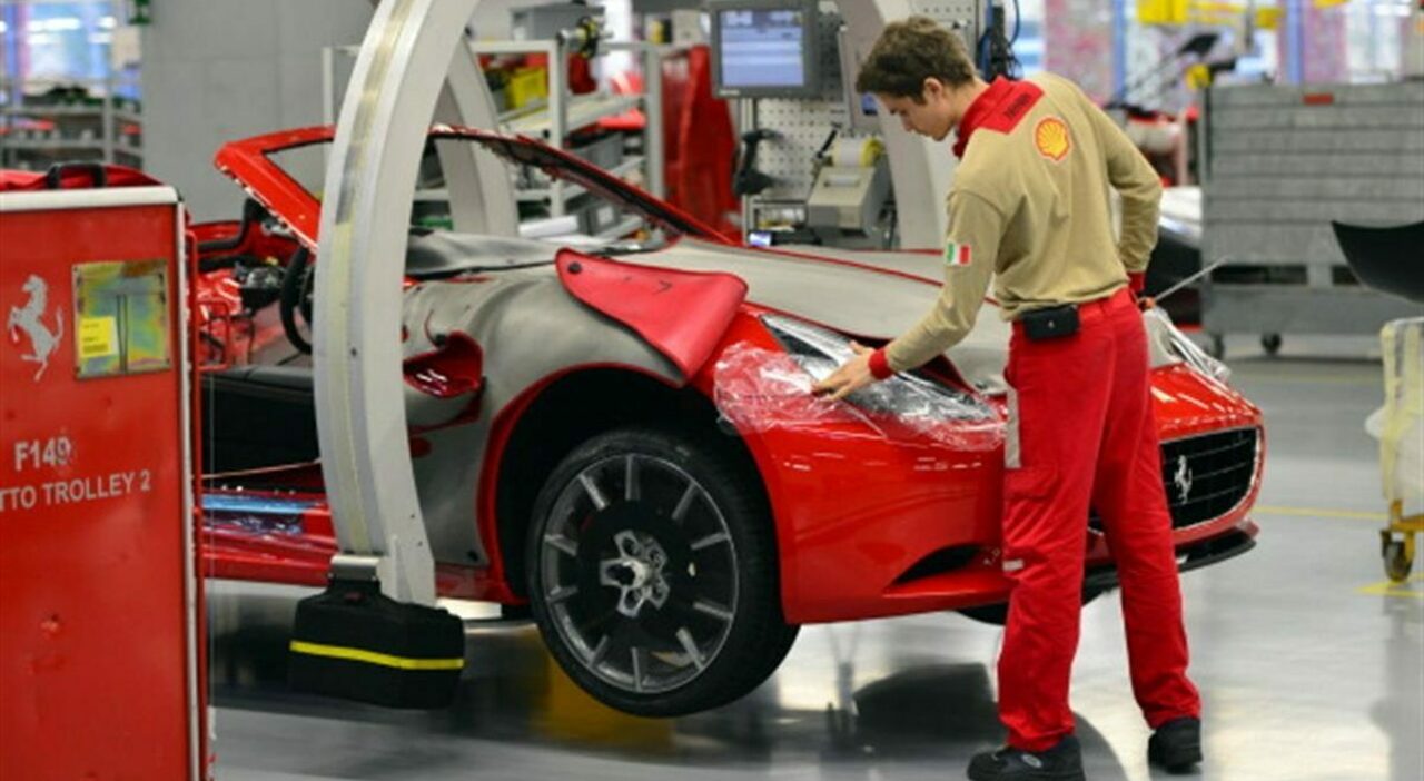 Un operaio Ferrari in fabbrica