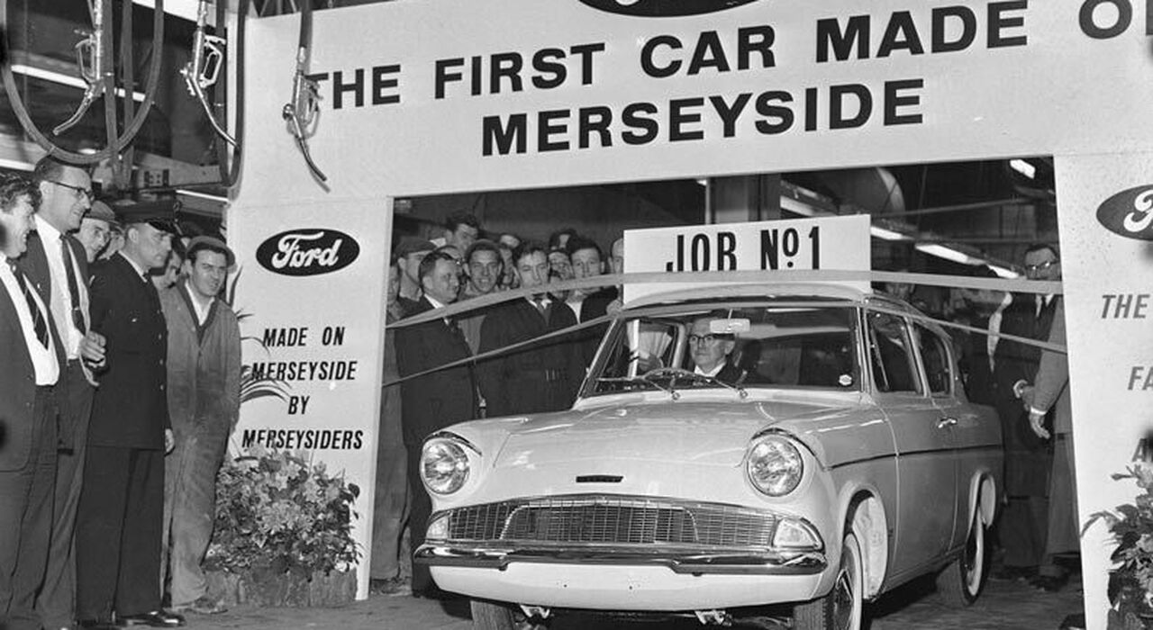 La prima Ford prodotta nella fabbrica di Halewood, a Merseyside, presso Liverpool l'8 marzo 1963