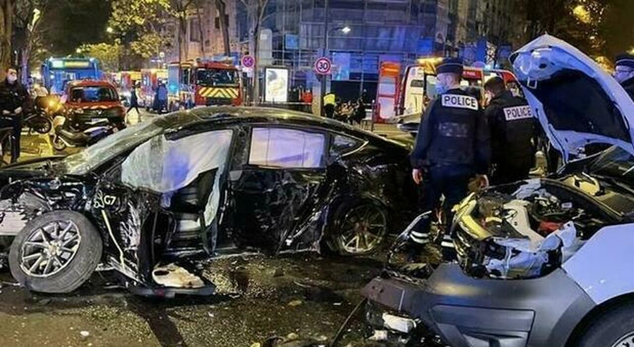 L'incidente del Taxi Tesla a Parigi