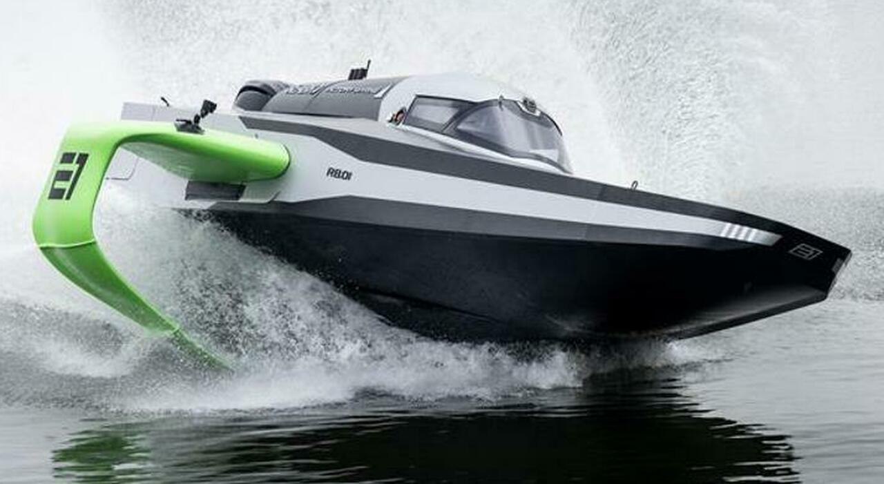RaceBird, l avveniristica barca volante con cui si svolgerà l E1 Series ha avuto il battesimo dell'acqua