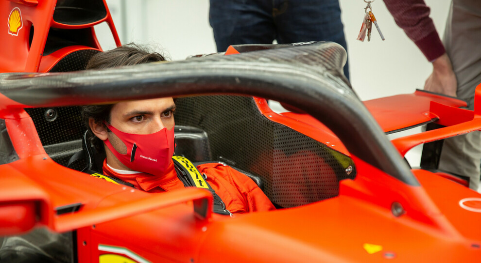 Nella foto, Carlos Sainz per la prima volta sulla Ferrari
