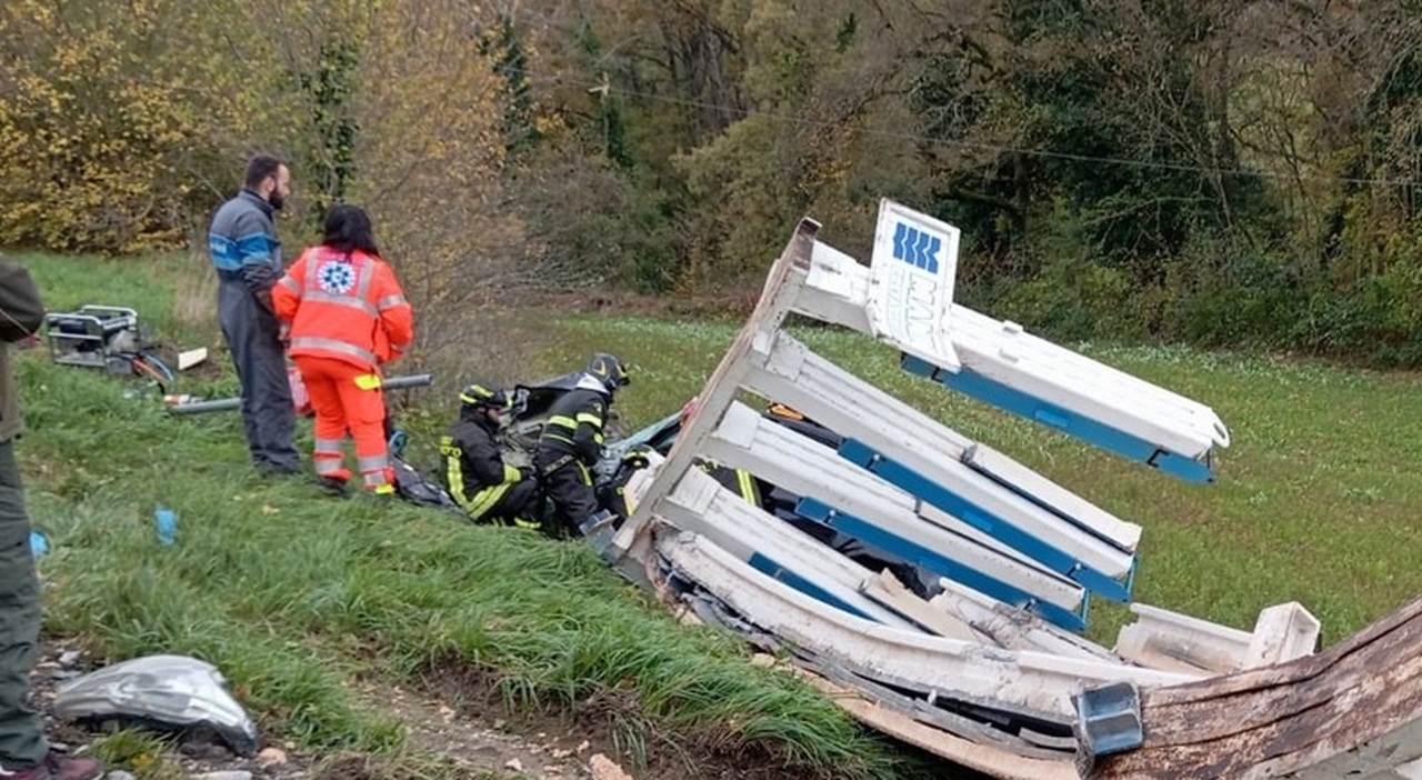 Tir perde lastre di cemento, auto schiacciata ad Acqualagna sulla strada Fangacci nonna e nipote, gravi, estratti dalle lamiere