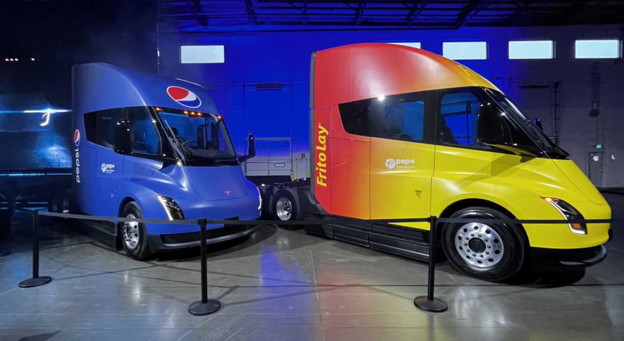 Tesla Semi, la consegna di un primo lotto di veicoli industriali elettrici alla Pepsi
