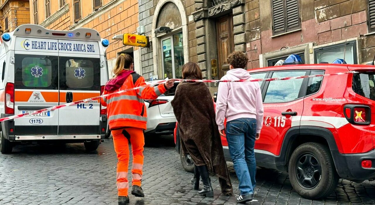Roma, hotel Barberini evacuato in centro per «esalazioni tossiche»: otto intossicati dal cloro della Spa. Uno è in codice rosso