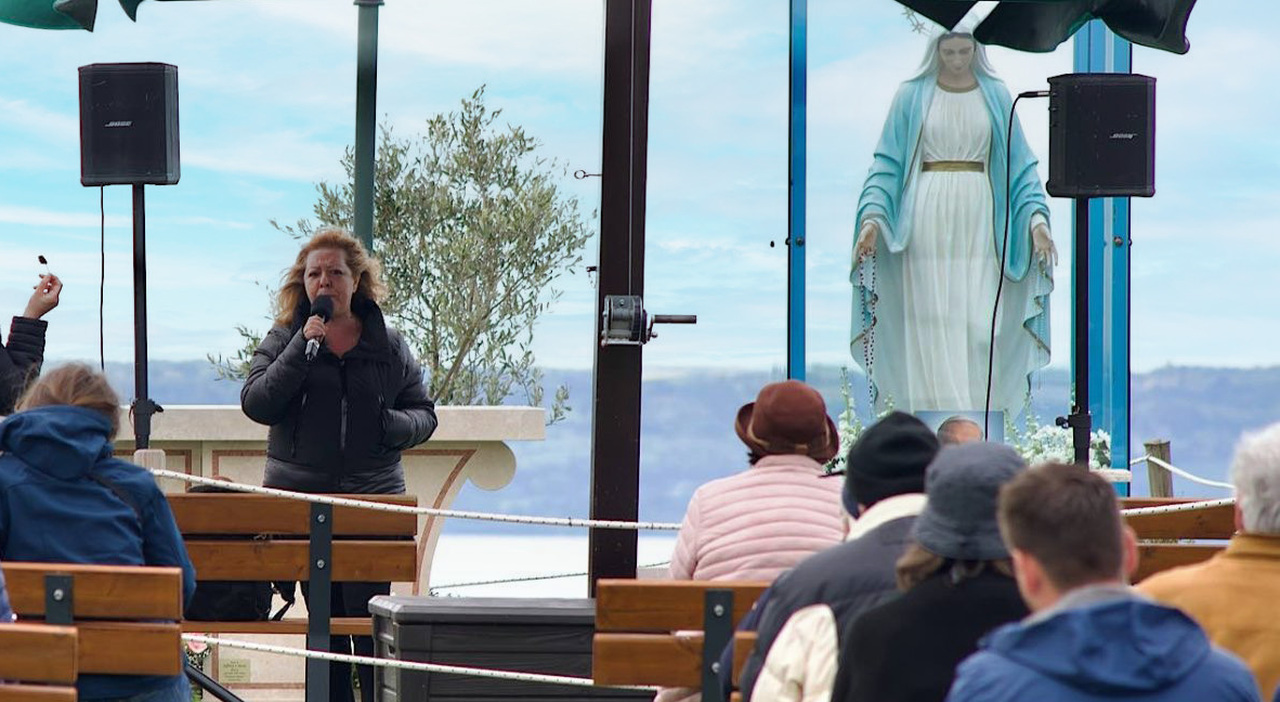 Gisella Cardia, il sangue sulla statua della Madonna di Trevignano è della veggente. Lei: «L