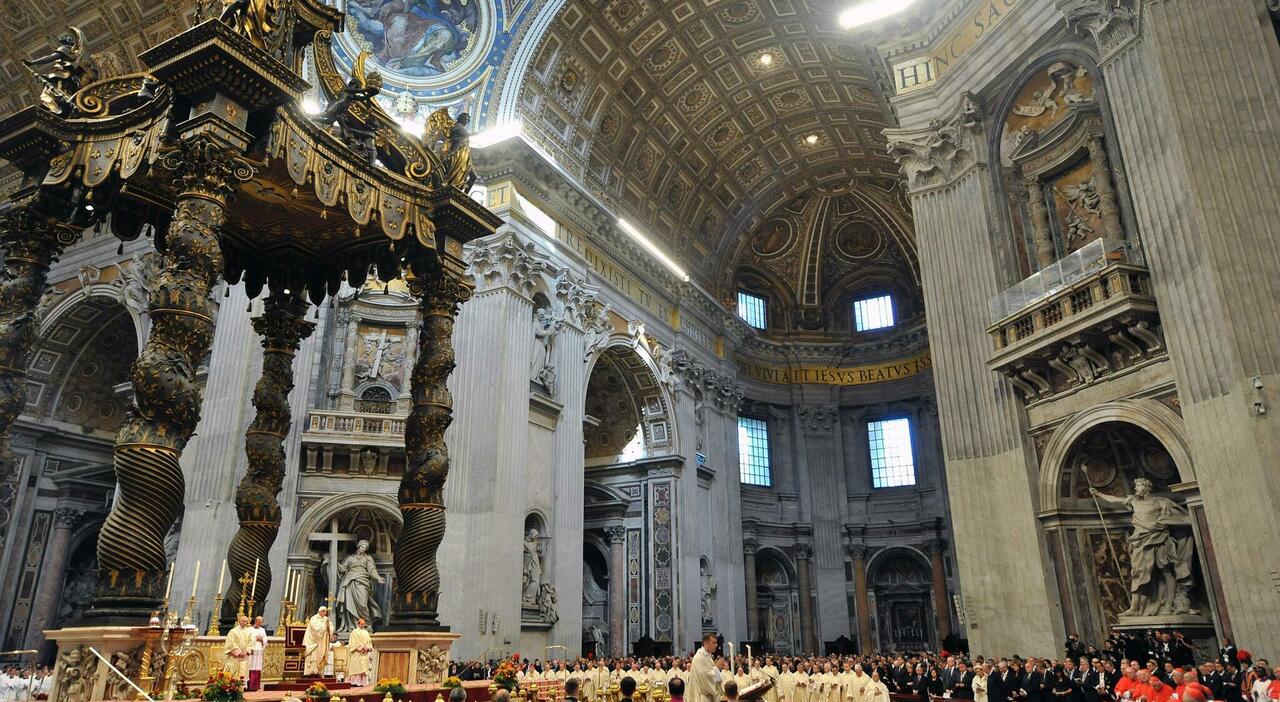 Restaurierung des Bernini-Baldachins in der Petersbasilika im Vatikan