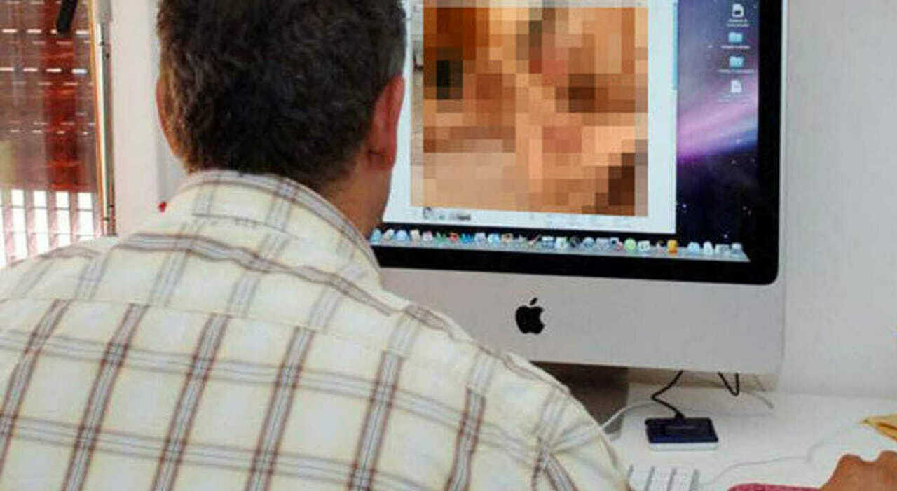 Video porno e filonazisti, prof ripresi e insultati nella chat di classe sei studenti denunciati Immagine