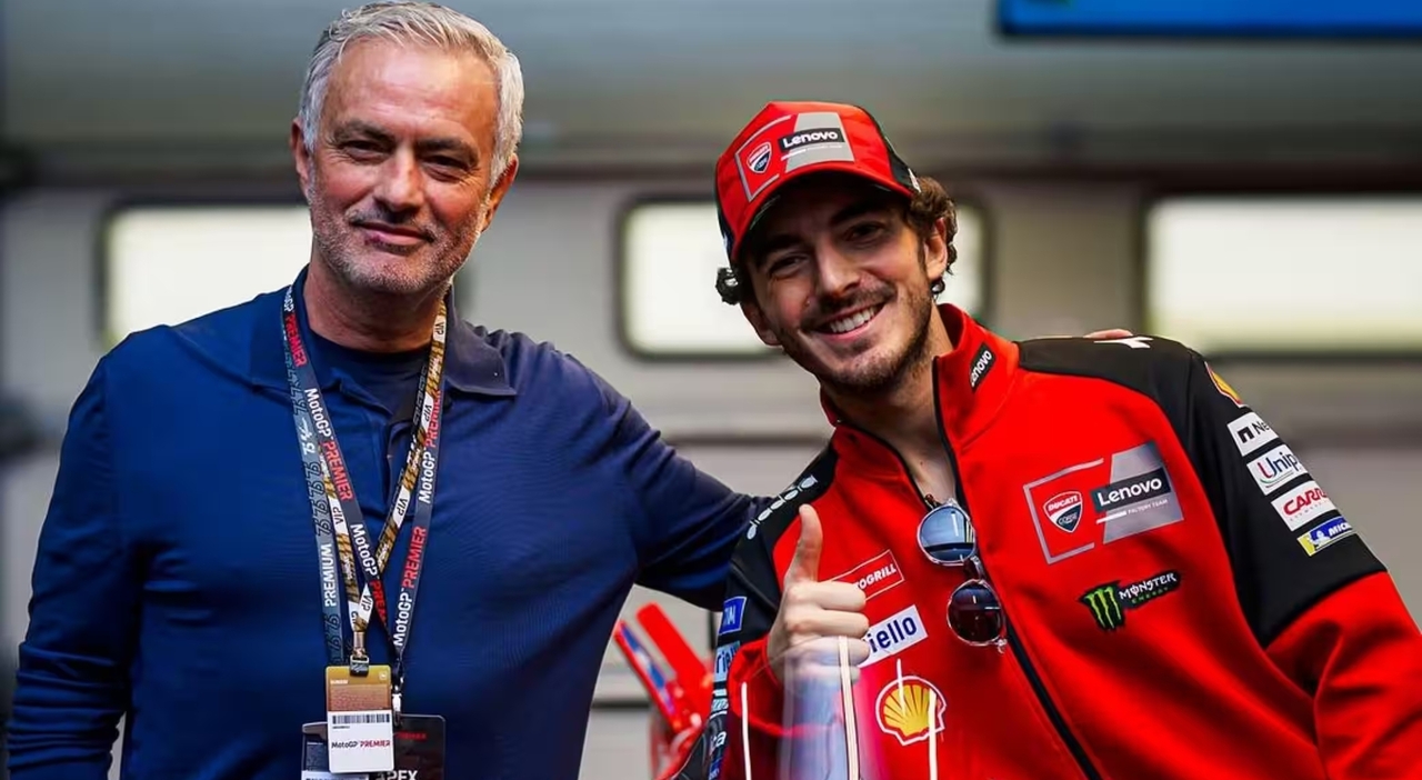 Josè Mourinho in visita al box Ducati. L’ex Roma ha abbracciato Pecco Bagnaia
