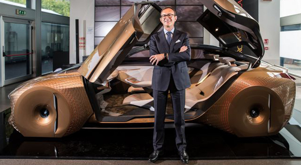 Il presidente di BMW Italia Sergio Solero con alle spalle la Vision Next 100 concept
