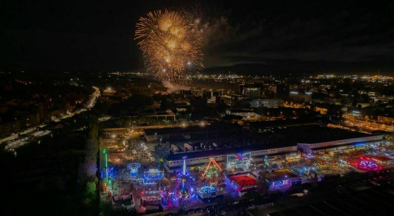 Mestre. Boom di presenze al luna park di San Michele, Brugnaro: «Le giostre  con i fuochi d'artificio per i giovani. Nel 2024 si ripete» Video