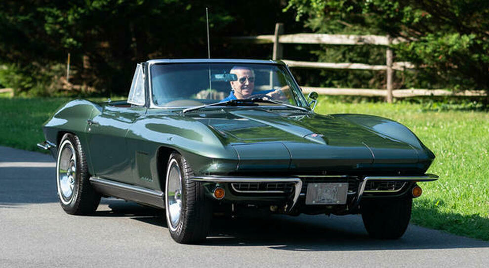 Il neo presidente Usa Joe Biden al volante della Corvette