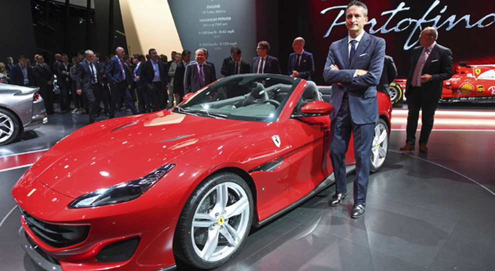 Enrico Galliera, direttore Commerciale e Marketing della Ferrari a fianco della Portofino al salone di Francoforte