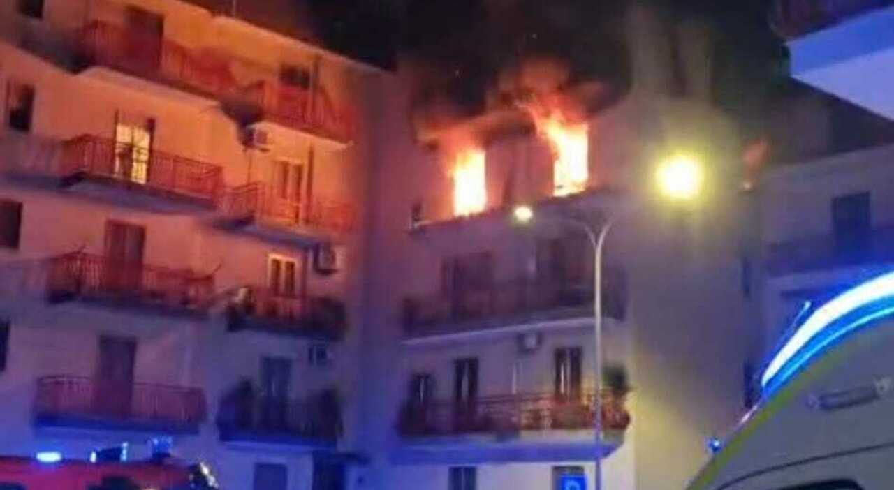 Esplosione e incendio dopo la fuga di gas, donna salvata dalle fiamme