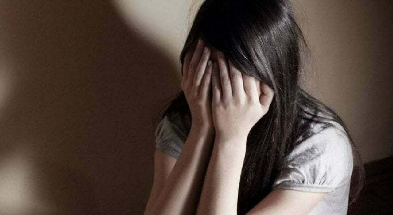 26enne violenta per mesi la figlia disabile della compagna: anche la donna indagata per vessazioni sulla minore