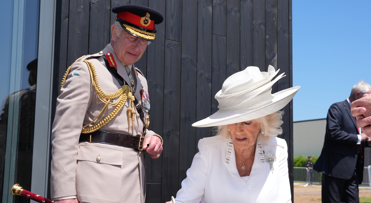 Carlo e Camilla emozionati al D Day in Normandia. La compostezza di William e il mistero sulla salute di Kate