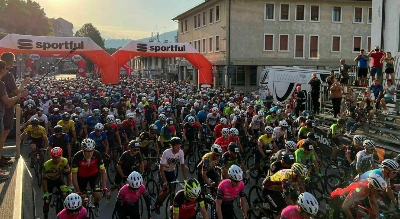Ignora alt e divieti per la corsa e travolge tre ciclisti della Dolomiti Race: «Ero in ritardo per la messa». Fratture multiple per gli atleti