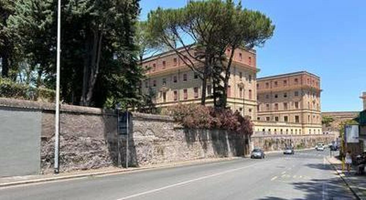 Trovato morto in Vaticano, i dubbi sul suicidio: «Pesava 100 kg ma avrebbe usato come cappio un cavo del pc»