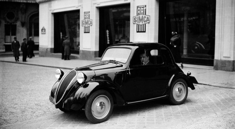 Una Topolino davanti ad un concessionario Simca-Fiat in Francia