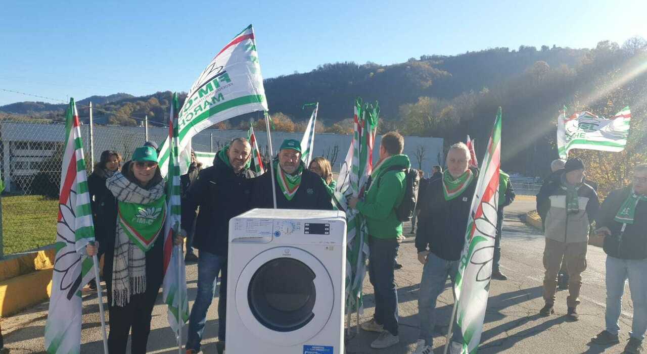 Comunanza, tutti in piazza contro la chiusura decisa da Beko Europe. Una delegazione incontra Papa Francesco