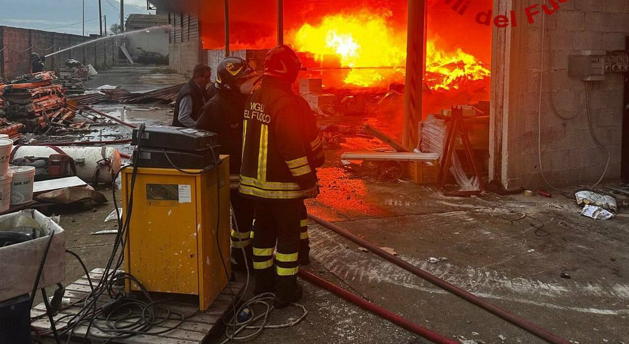 Salento, incendio in un capannone: a fuoco materiale Deghi. Il Comune: «Restate a casa»