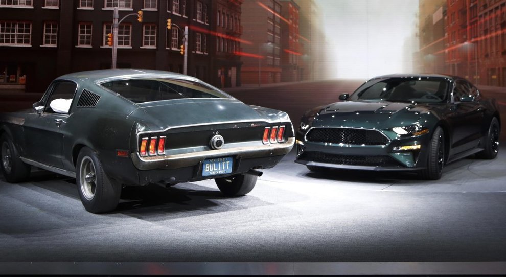 Le due Ford Mustang Bullit insieme sul palco del salone di Detroit