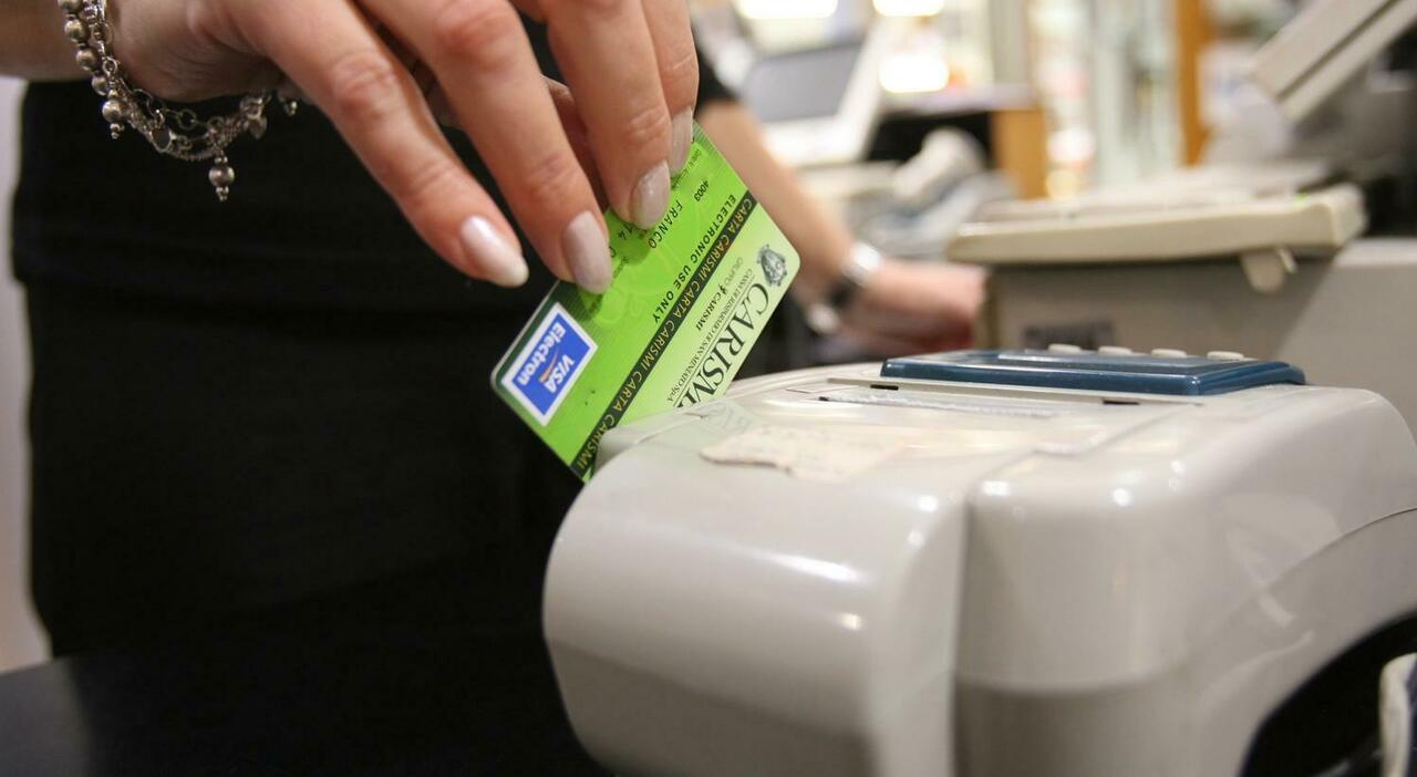 Pordenone, pagamento con il bancomat non accettato: «O acquista anche altro oppure solo contanti»