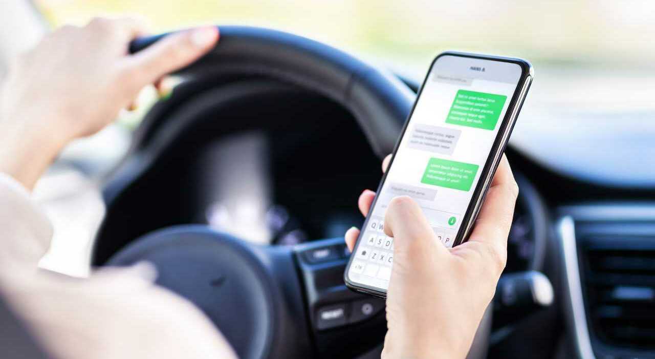 Usare il cellulare mentre si guida è estremamente pericoloso
