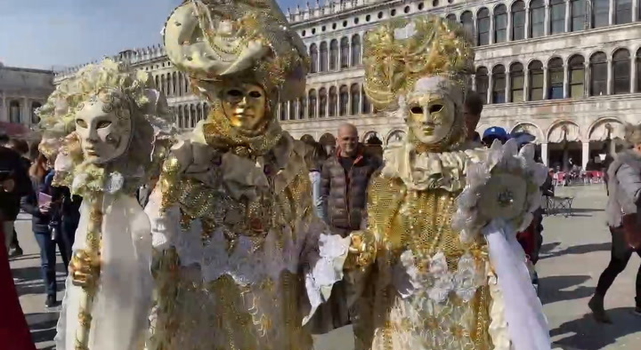 Maschera di carnevale, donna a San Marco, Venezia, Italia Foto