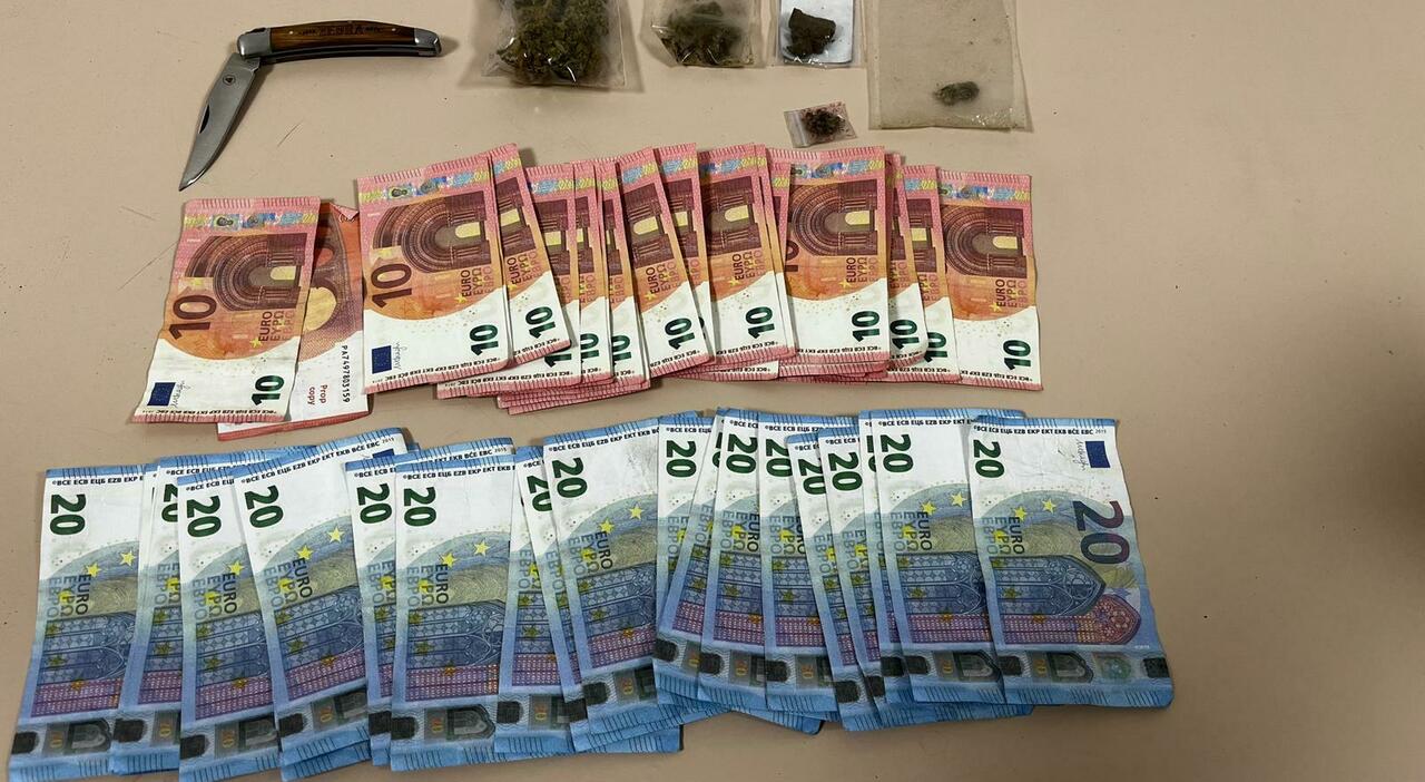 Settecento euro di banconote false nel cruscotto, nei guai coppia di giovani