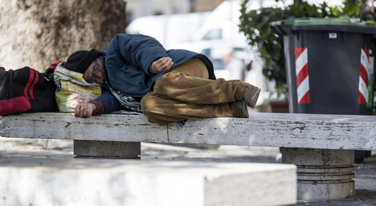 Choc per strada: clochard trovato morto per il freddo